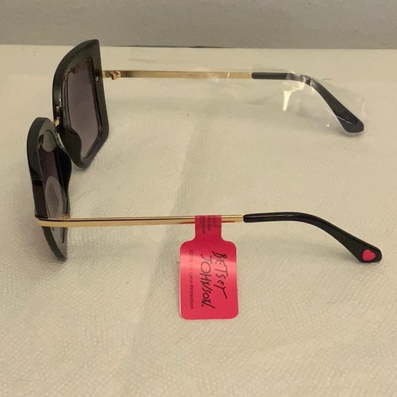 NWT Betsey Johnson square sunglasses. - Picture 2 of 3
